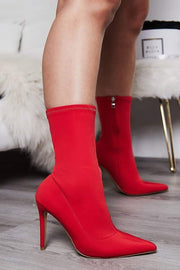 Rote, spitze Stiefel mit Socken und Stiletto-Absatz