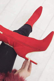 Rote, spitze Stiefel mit Socken und Stiletto-Absatz