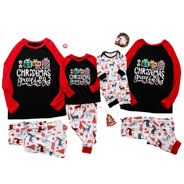 Passender Familien-Weihnachts-Pyjama mit Buchstabendruck