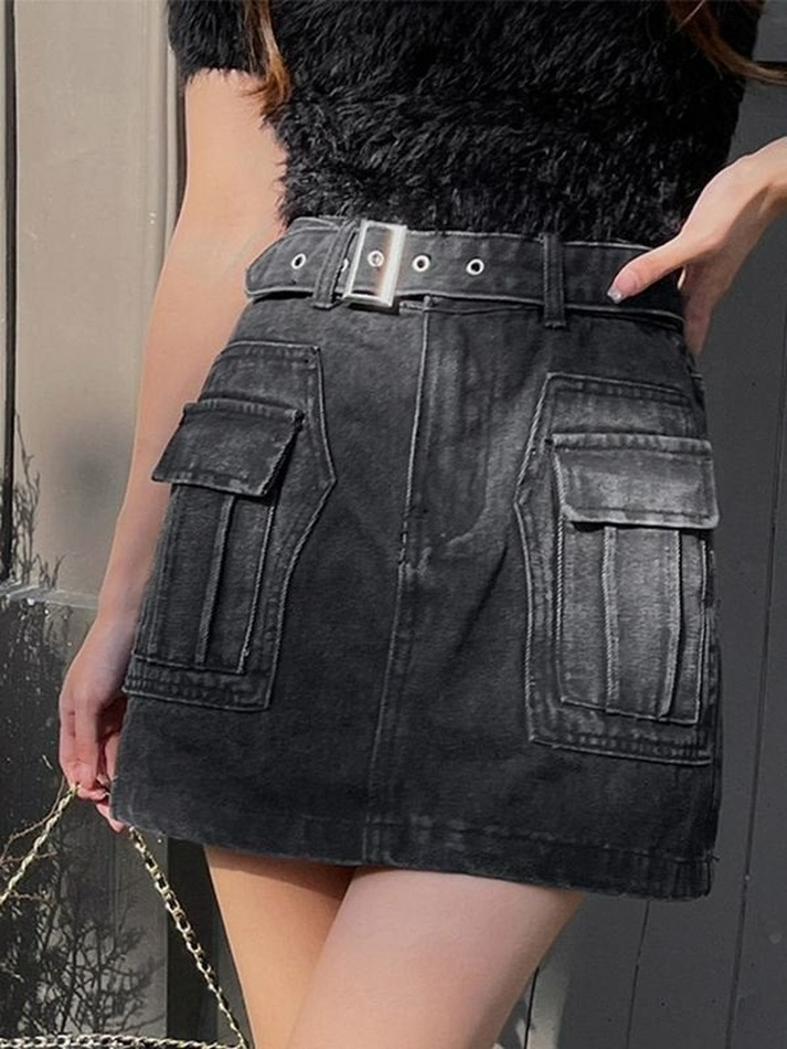 Mini-jupe en denim avec poche à ceinture et boucle