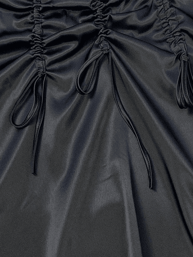 Jupe mi-longue noire Y2K en satin avec cordon de serrage