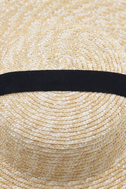 Bootshut aus Weizenstroh mit extra breiter Krempe und schwarzem Kinnband