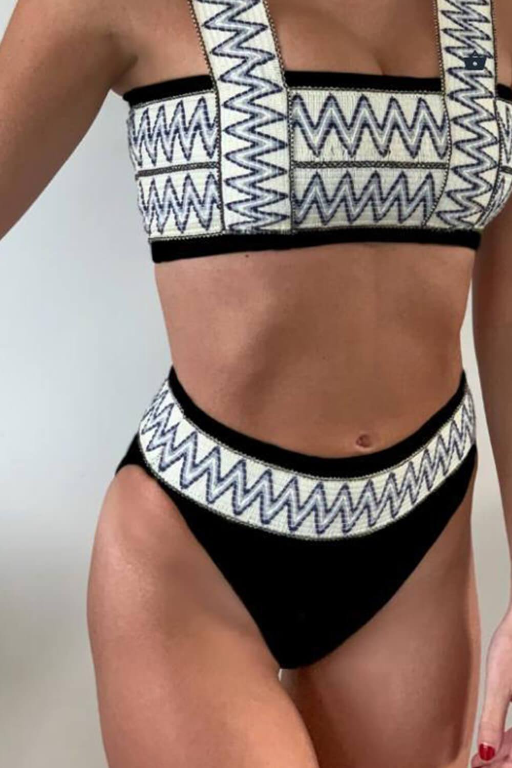 Schwarze, gewebte Bikinihose mit Zick-Zack-Muster und hoher Taille