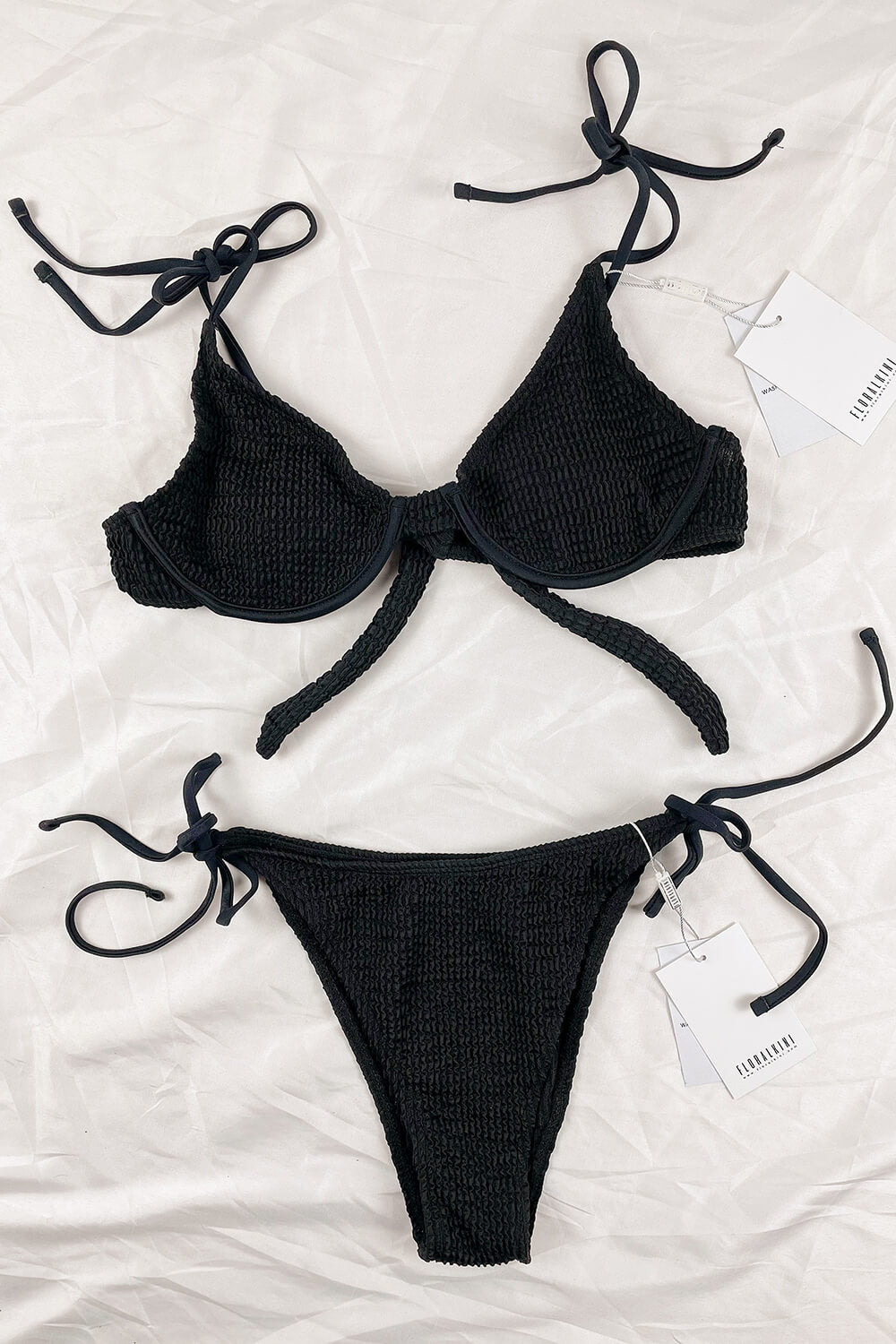 Hellschwarze Crinkle-Bikinihose mit seitlicher Schnürung