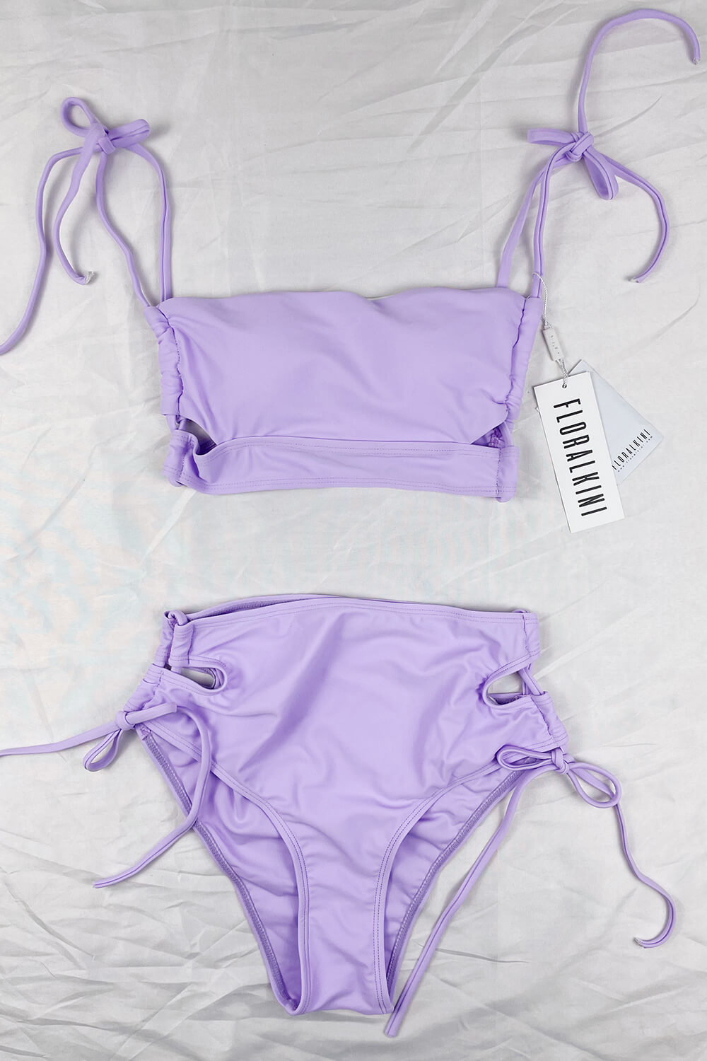 Haut de bikini bandeau long lilas à découpes croisées et lacets sur les côtés