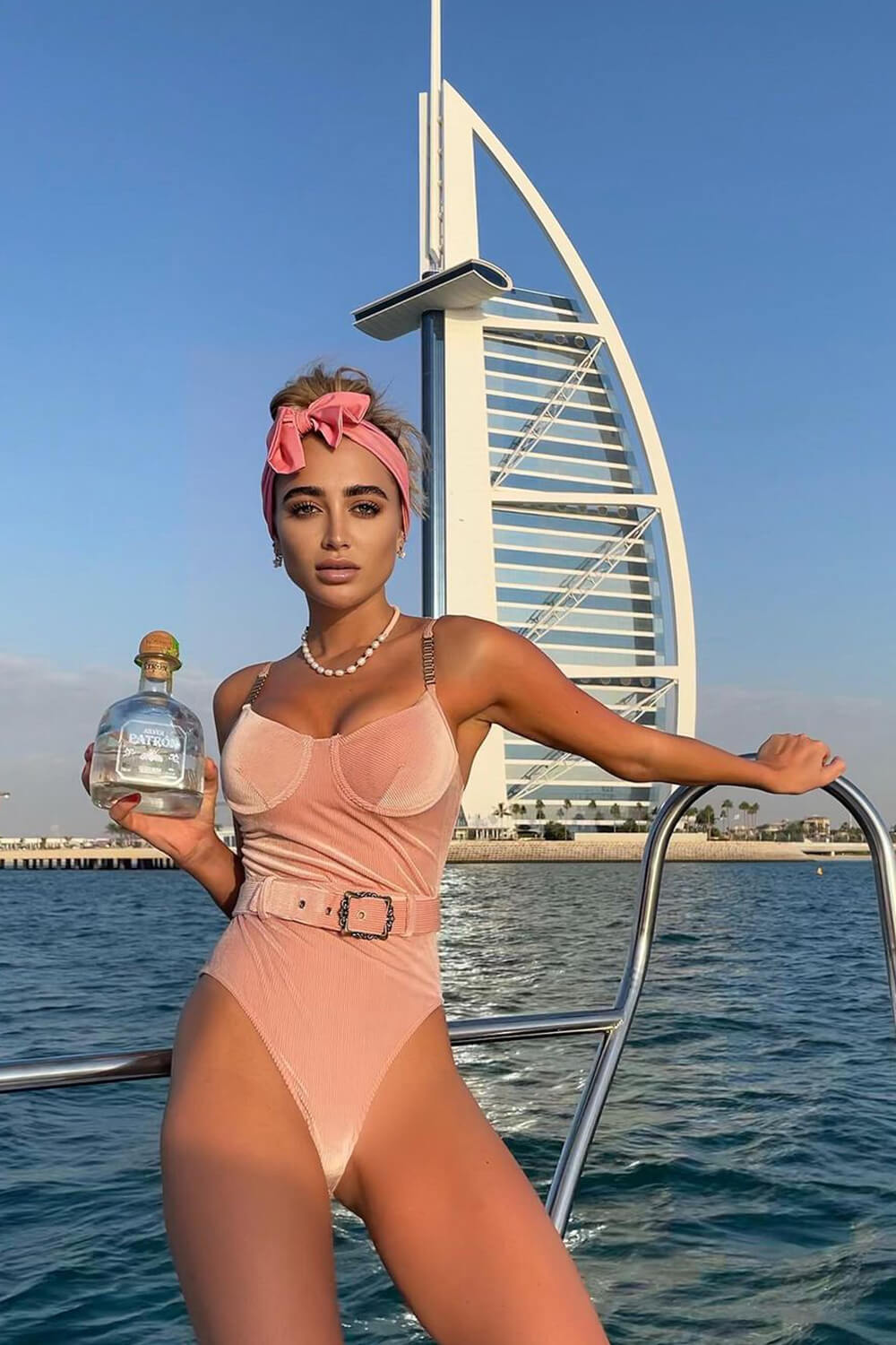 Maillot de bain une pièce côtelé rose plongeant avec ceinture moulé