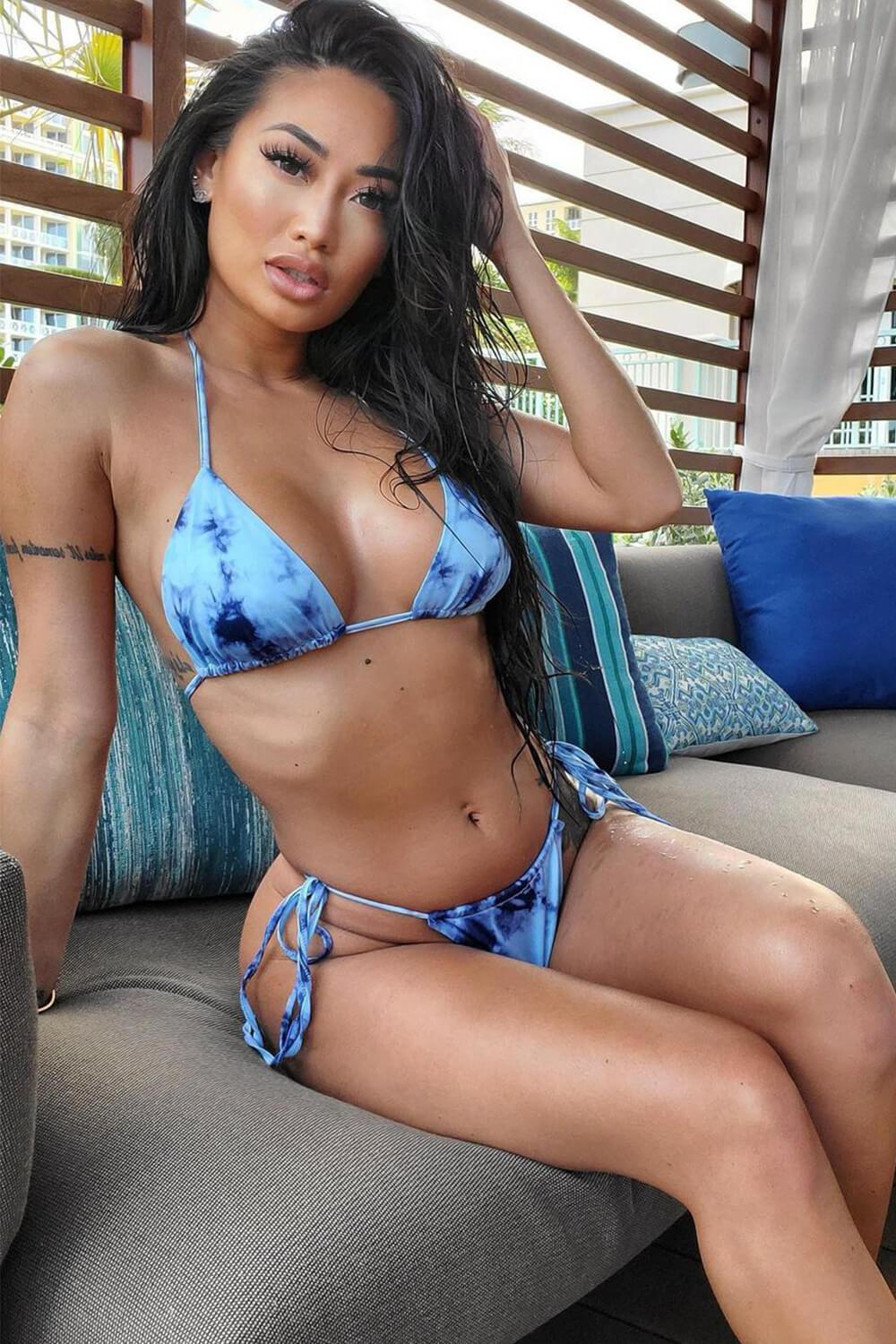 Bas de bikini bleu tie-dye avec cordon de serrage et liens sur les côtés