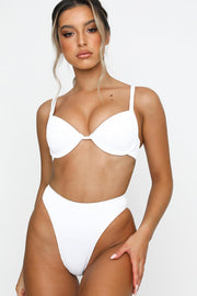 Weiße, gerippte Bikinihose mit hohem Bund
