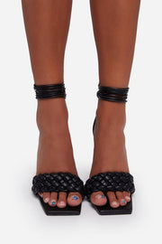Gewebte, geformte Absätze mit Schnürung aus schwarzem Kunstleder mit quadratischer Zehenpartie