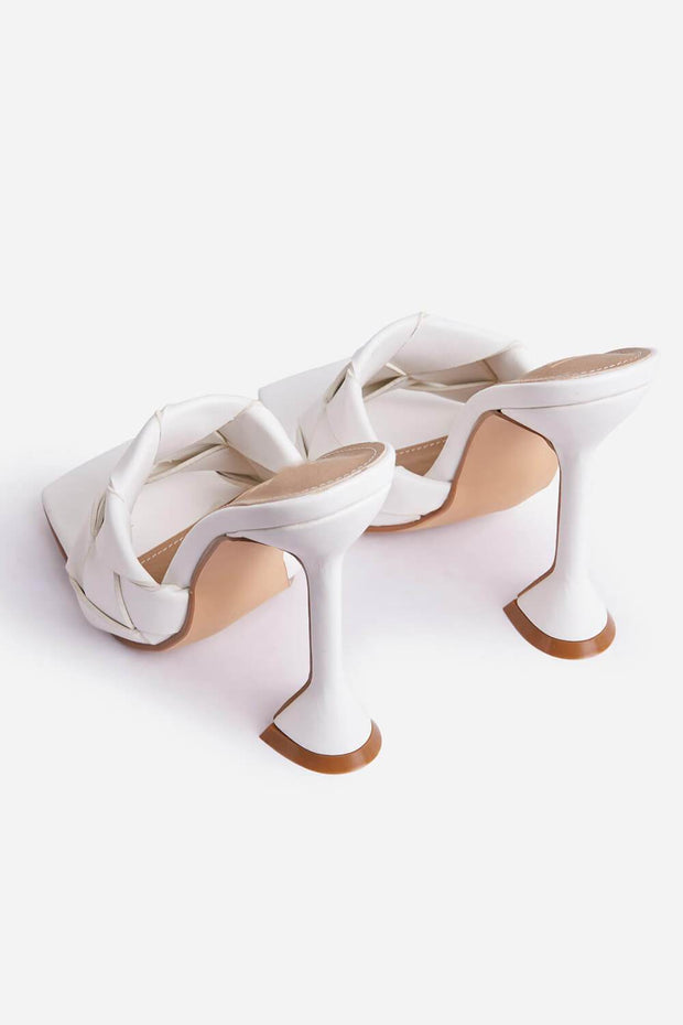 Weiße, gewebte, quadratische Peeptoe-Pantoletten aus Kunstleder mit geformtem Absatz