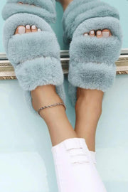 Chaussons à double bride en fausse fourrure duveteuse bleu clair