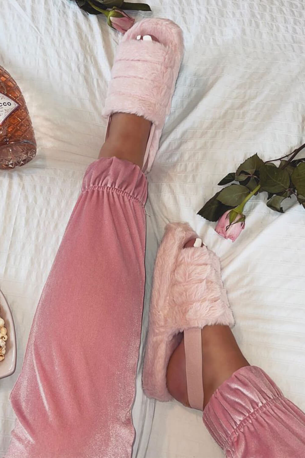 Chaussons roses à bride arrière en fausse fourrure