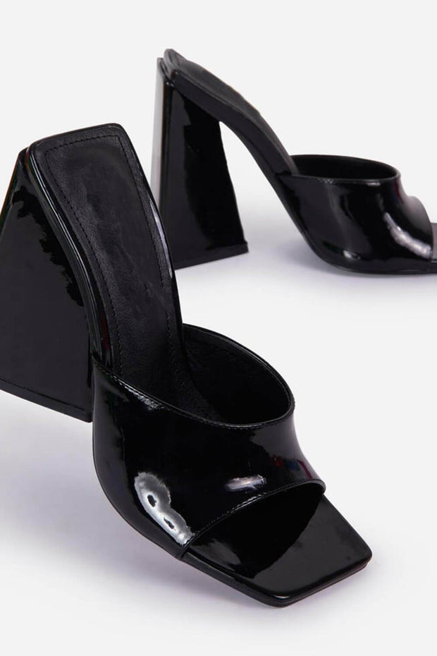 Mules noires vernies carrées à bout ouvert et talons blocs évasés sculptés