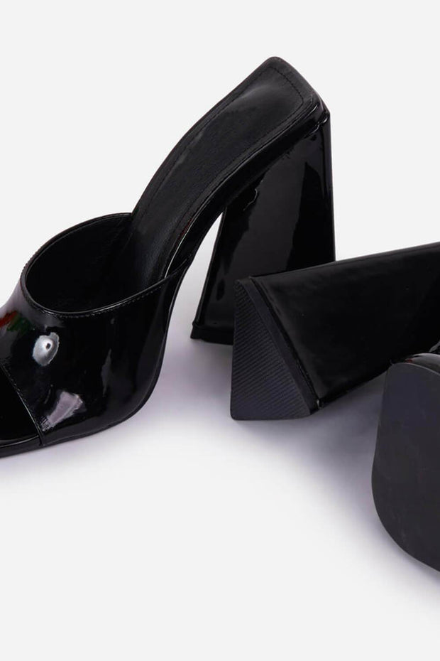 Mules noires vernies carrées à bout ouvert et talons blocs évasés sculptés