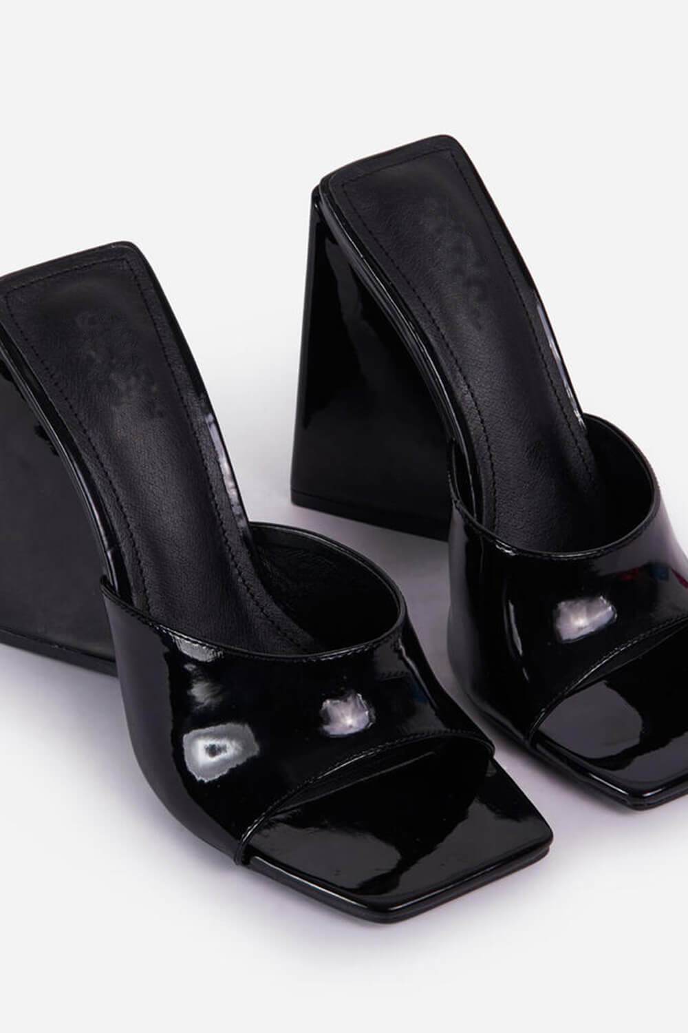 Mules noires vernies carrées à bout ouvert et talons blocs évasés sculptés