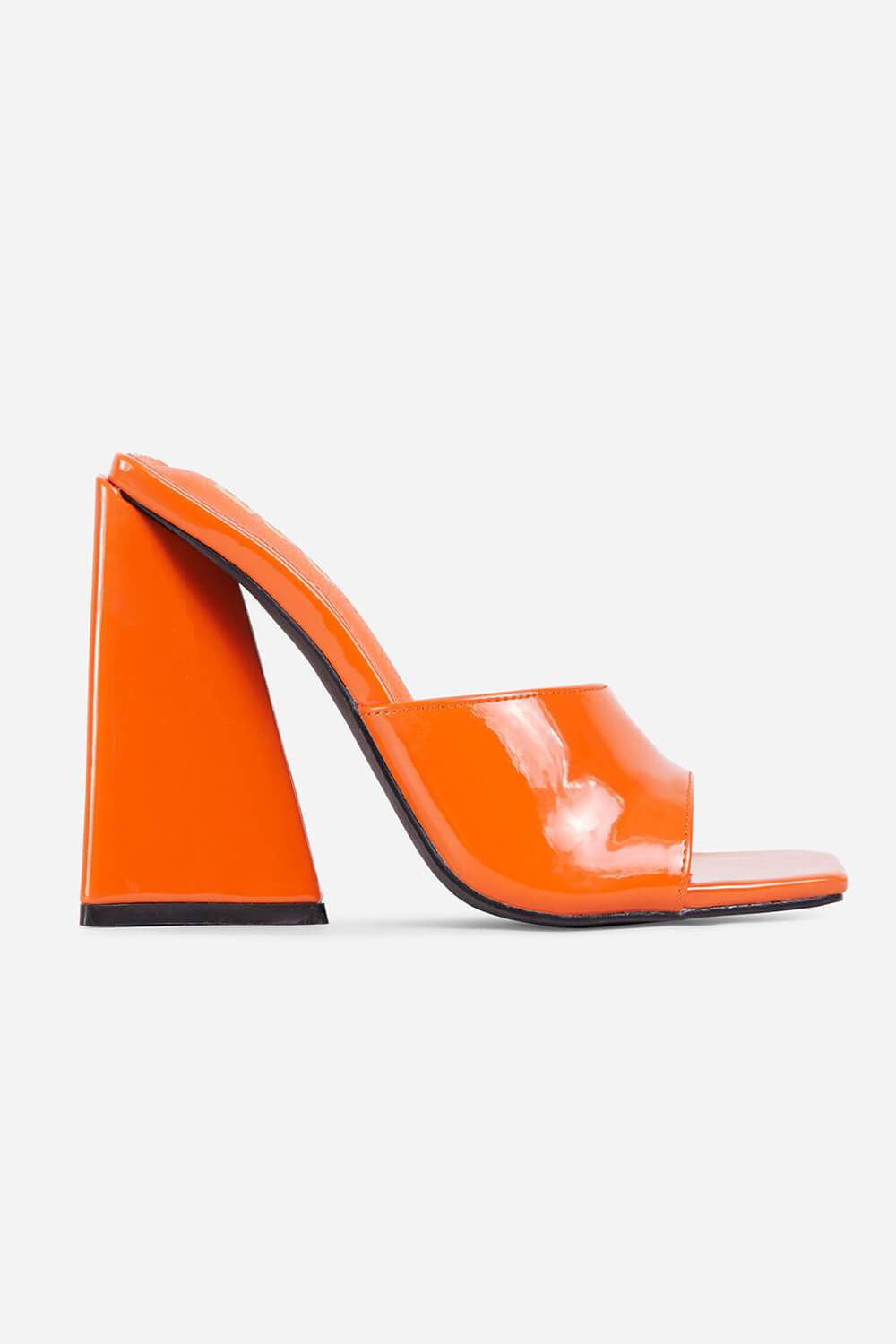 Orangefarbene, quadratische Peep-Toe-Pantoletten aus Lackleder mit ausgestelltem Blockabsatz