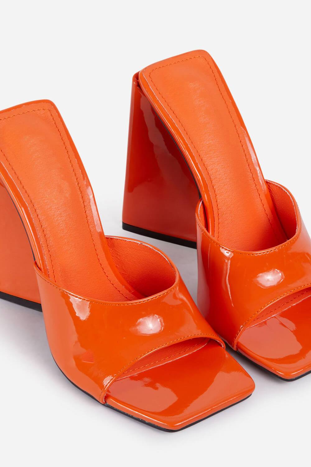 Mules carrées vernies orange à talons carrés sculptés et évasés