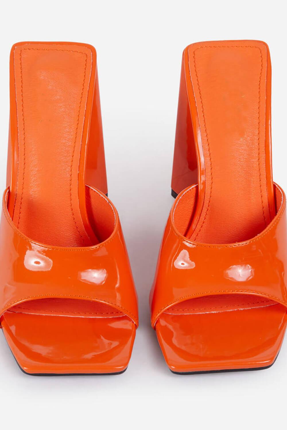 Mules carrées vernies orange à talons carrés sculptés et évasés