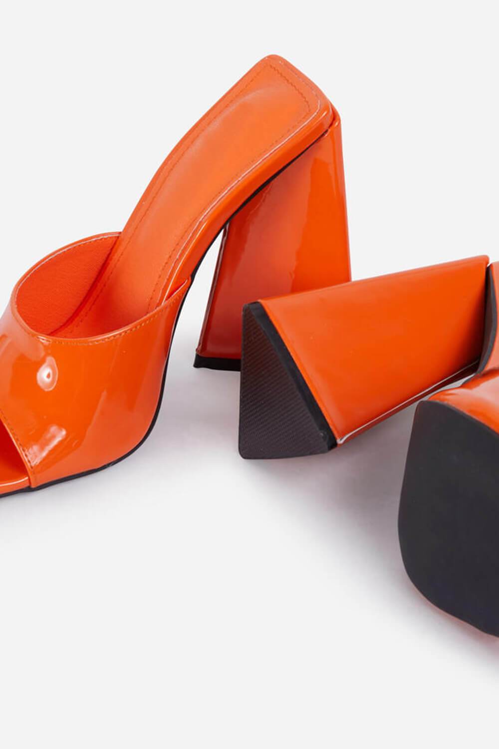 Mules carrées vernies orange à talons carrés sculptés et évasés