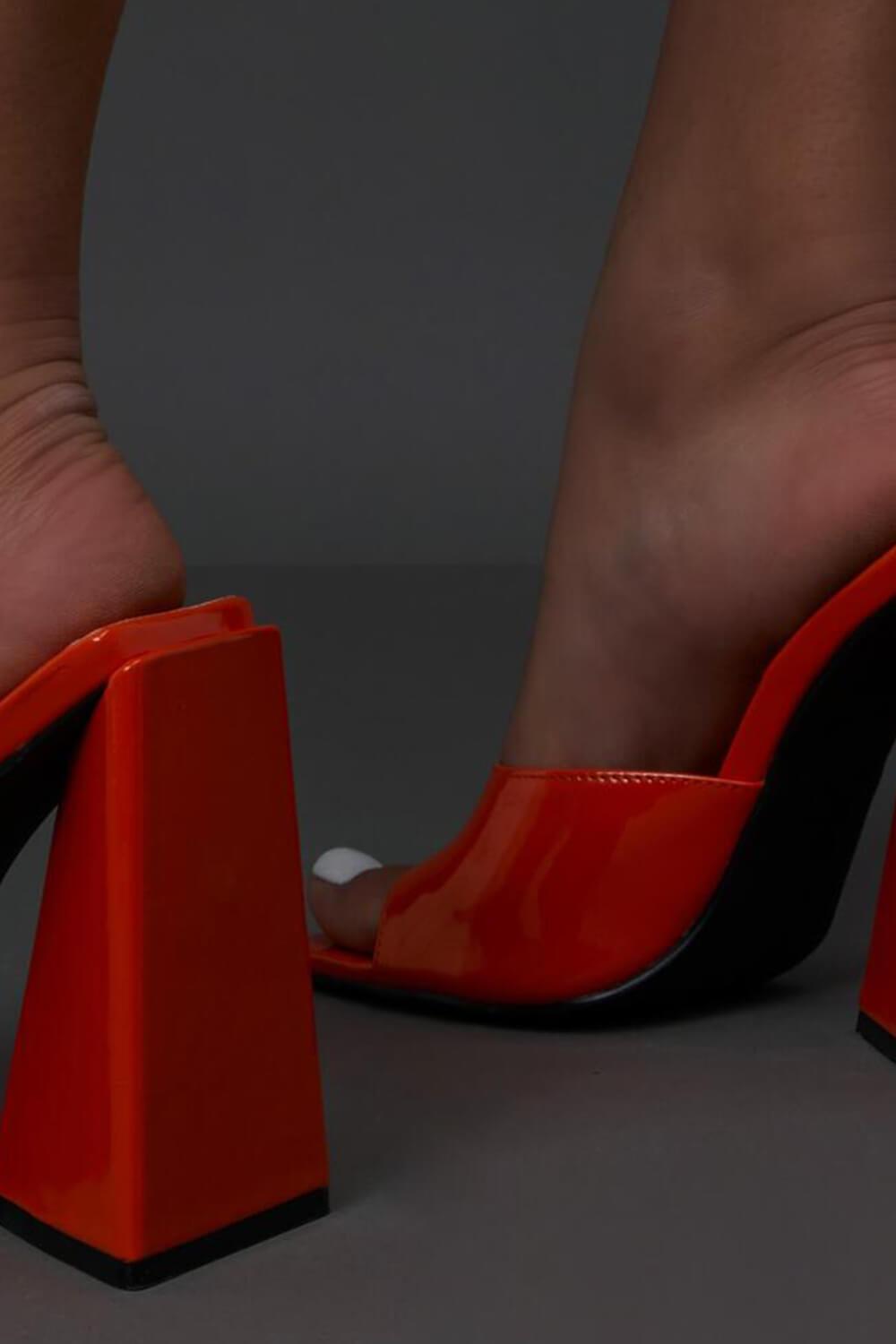 Mules carrées vernies orange à talons carrés sculptés et évasés