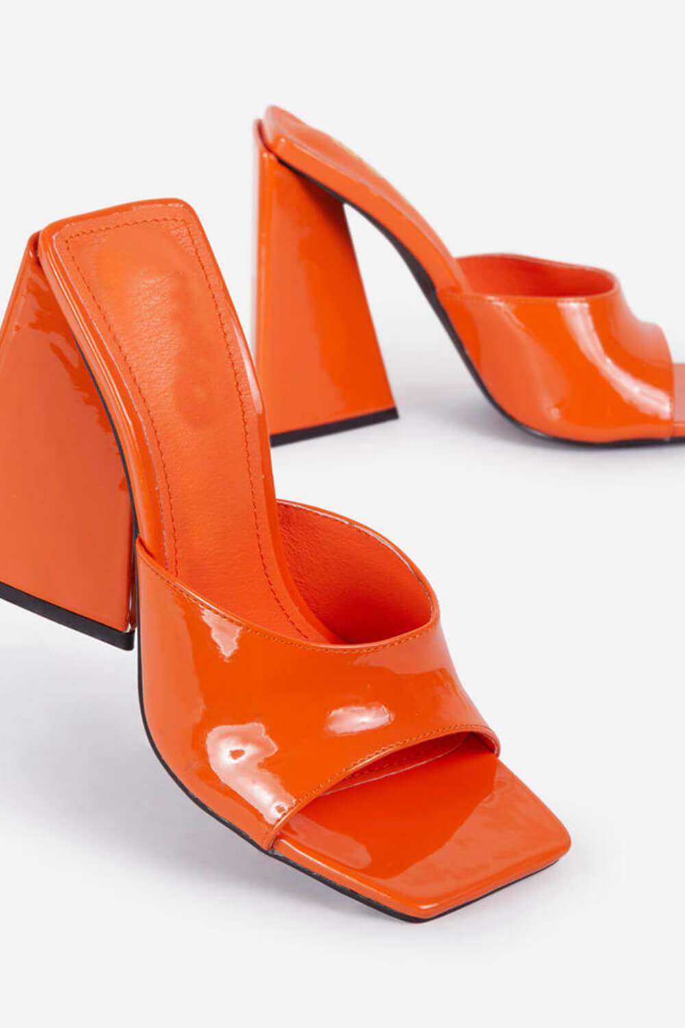 Orangefarbene, quadratische Peep-Toe-Pantoletten aus Lackleder mit ausgestelltem Blockabsatz