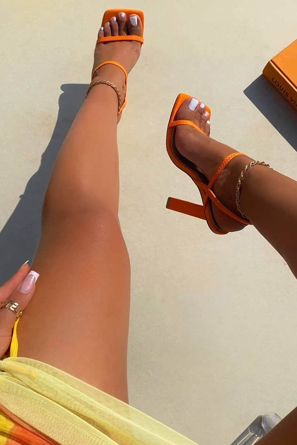 Talons blocs orange avec chaîne en lycra