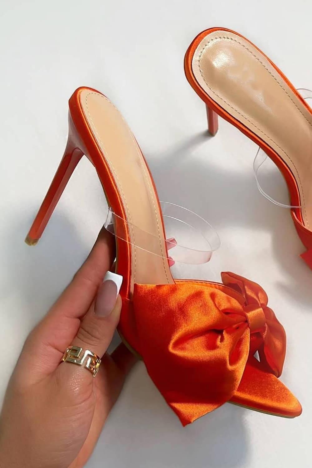 Orangefarbene Stiletto-Pantoletten mit Satinschleife