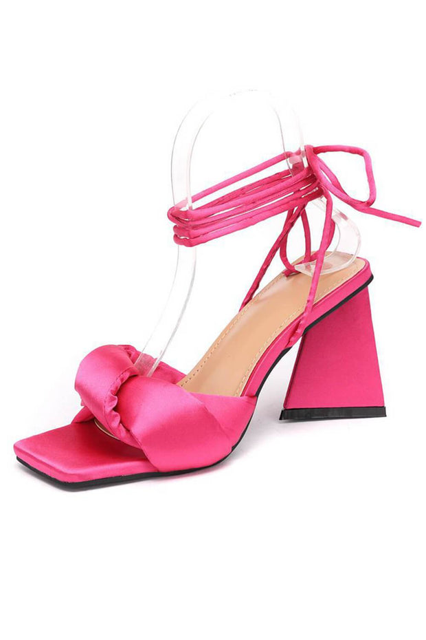 Pinkfarbener Satin-Schnürschuh mit Knotendetail, quadratischer Peeptoe, geformter, ausgestellter Blockabsatz