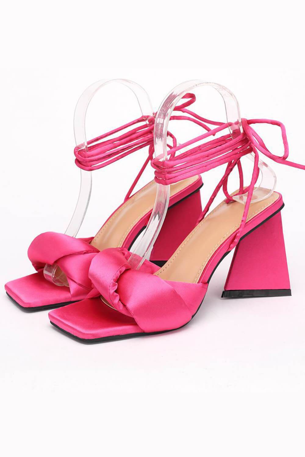 Pinkfarbener Satin-Schnürschuh mit Knotendetail, quadratischer Peeptoe, geformter, ausgestellter Blockabsatz