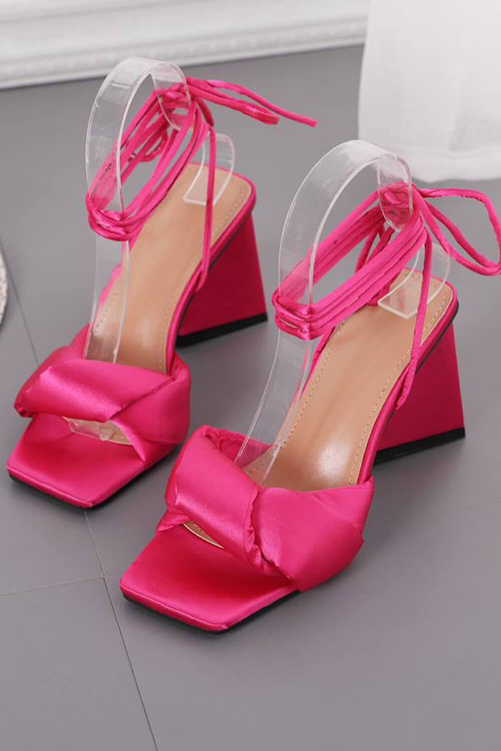 Pinkfarbener Satin-Schnürschuh mit Knotendetail, quadratischer Peeptoe, geformter, ausgestellter Blockabsatz