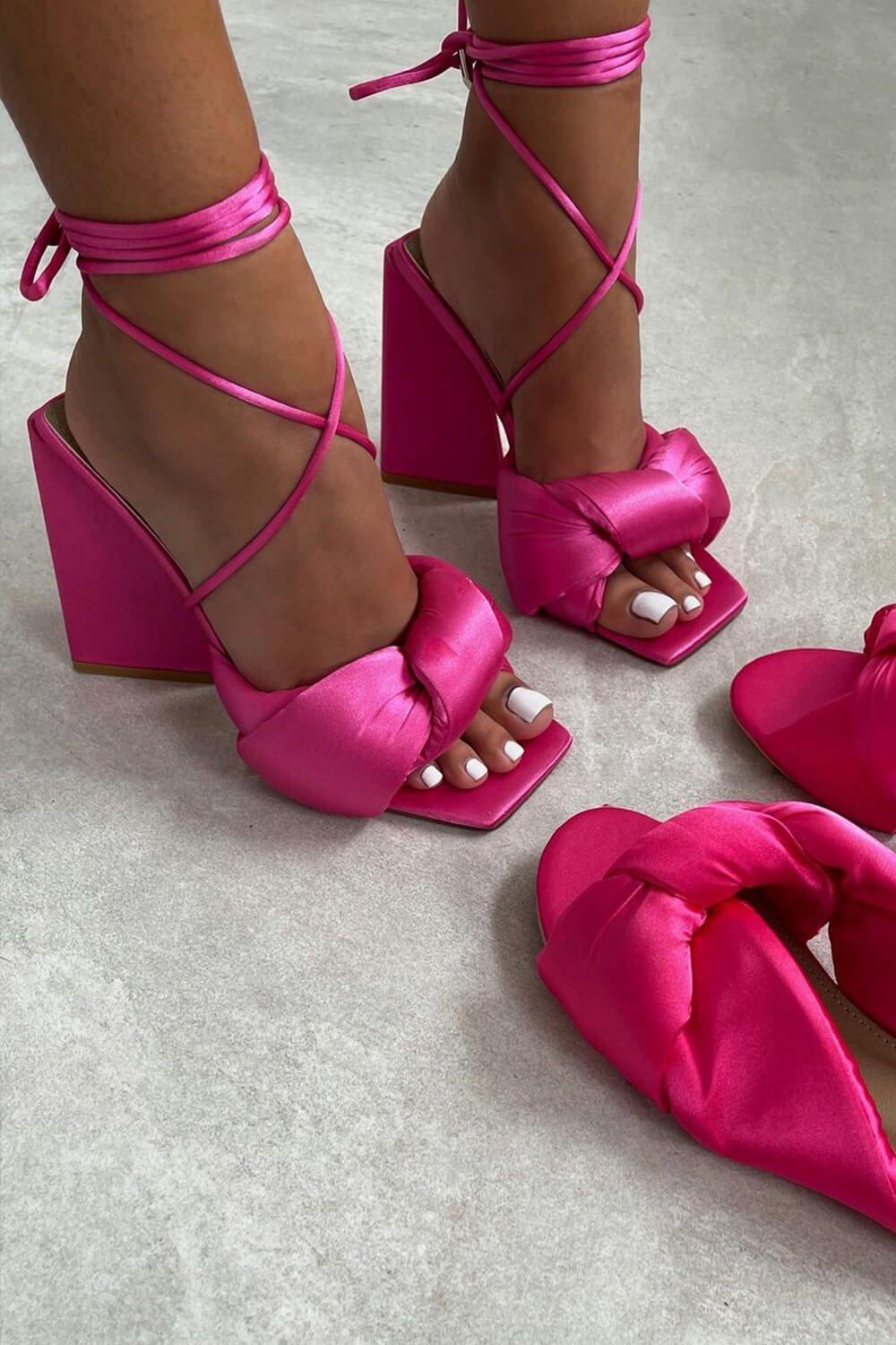 Pinkfarbener Satin-Schnürschuh mit Knotendetail, quadratischer Peeptoe, geformter, ausgestellter Blockabsatz