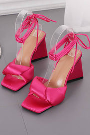 Pinkfarbener Satin-Schnürschuh mit Knotendetail, quadratischer Peeptoe, geformter, ausgestellter Blockabsatz