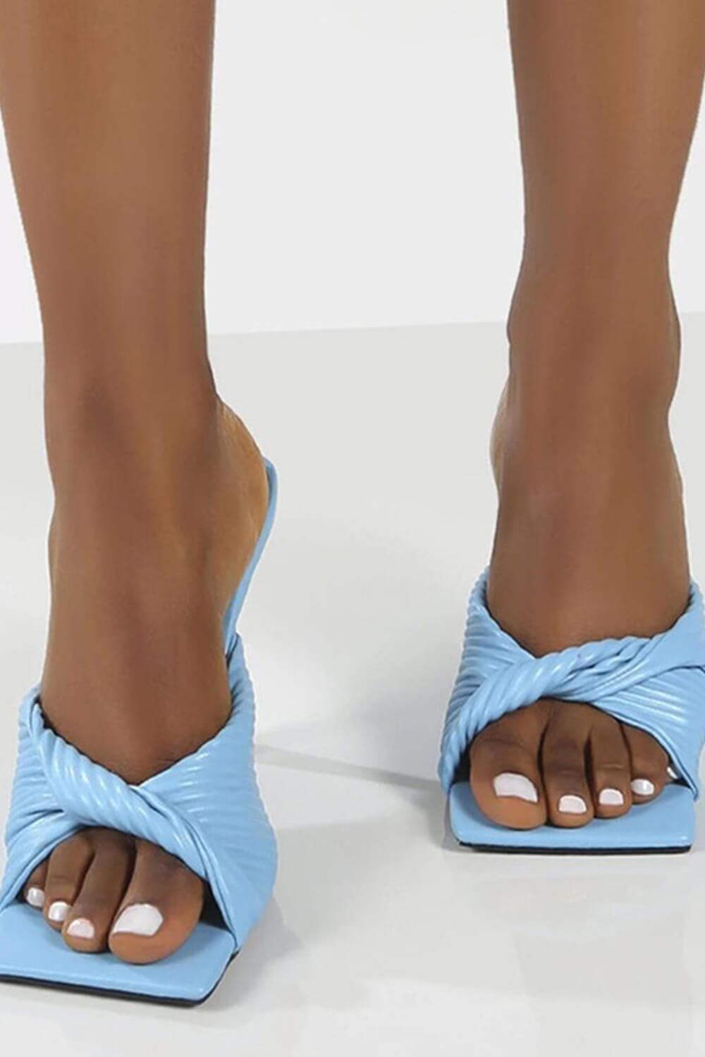 Mule bleue en cuir synthétique torsadé