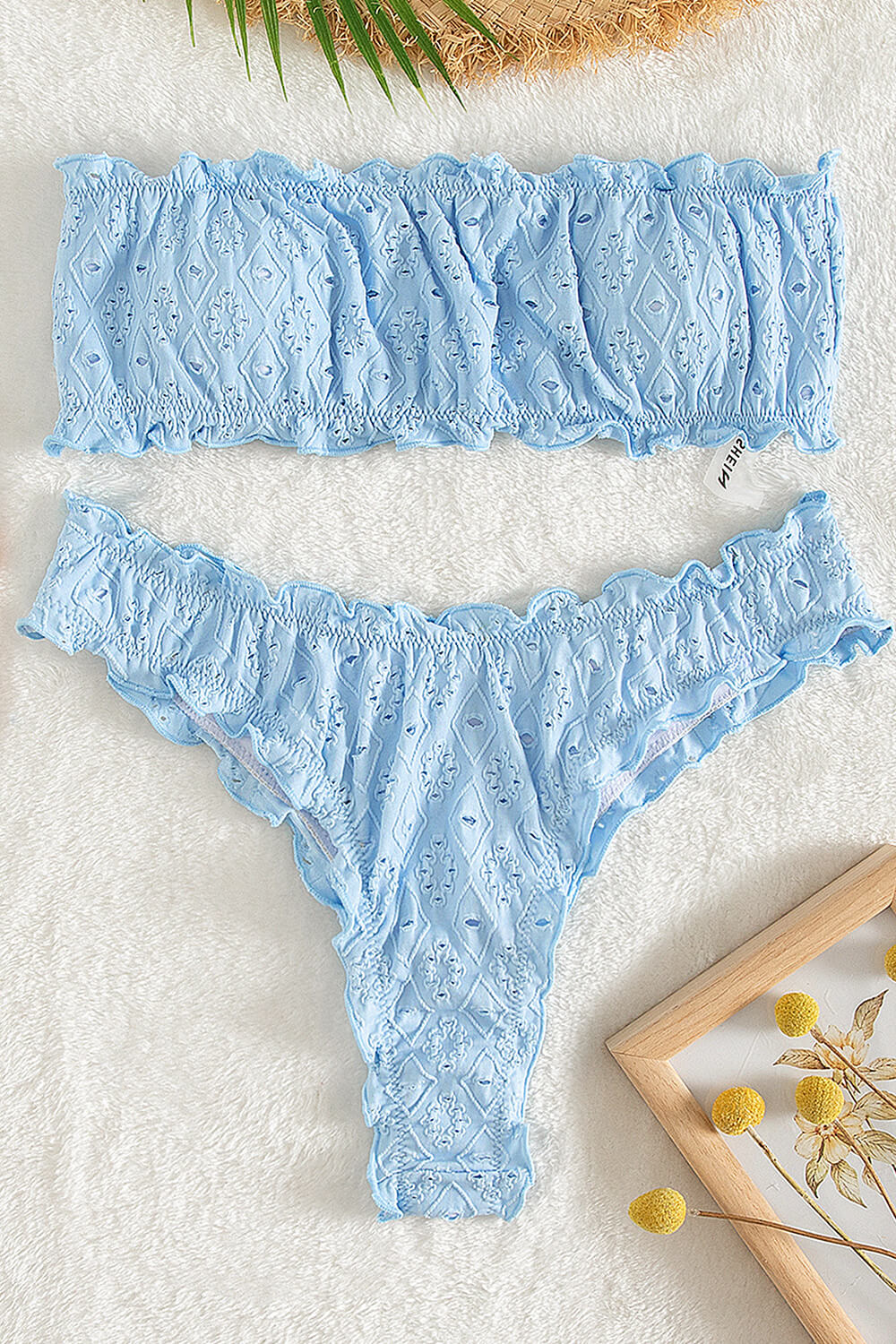 Haut de bikini bandeau froncé bleu bébé brodé d'œillets