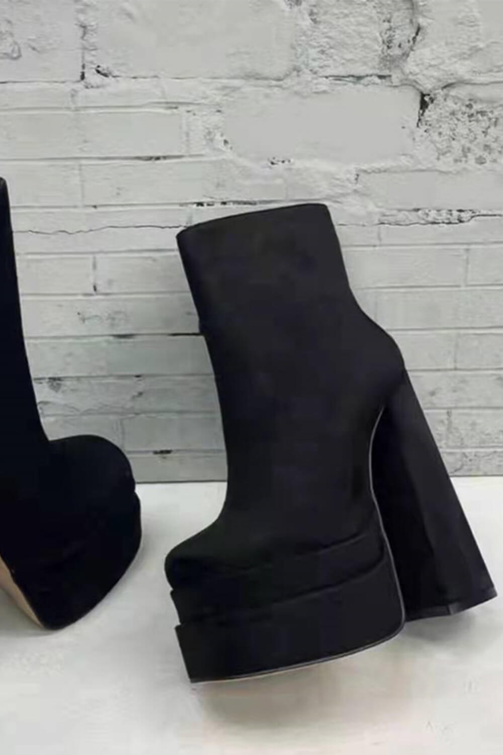 Bottines noires à talon bloc et bout carré en faux suède