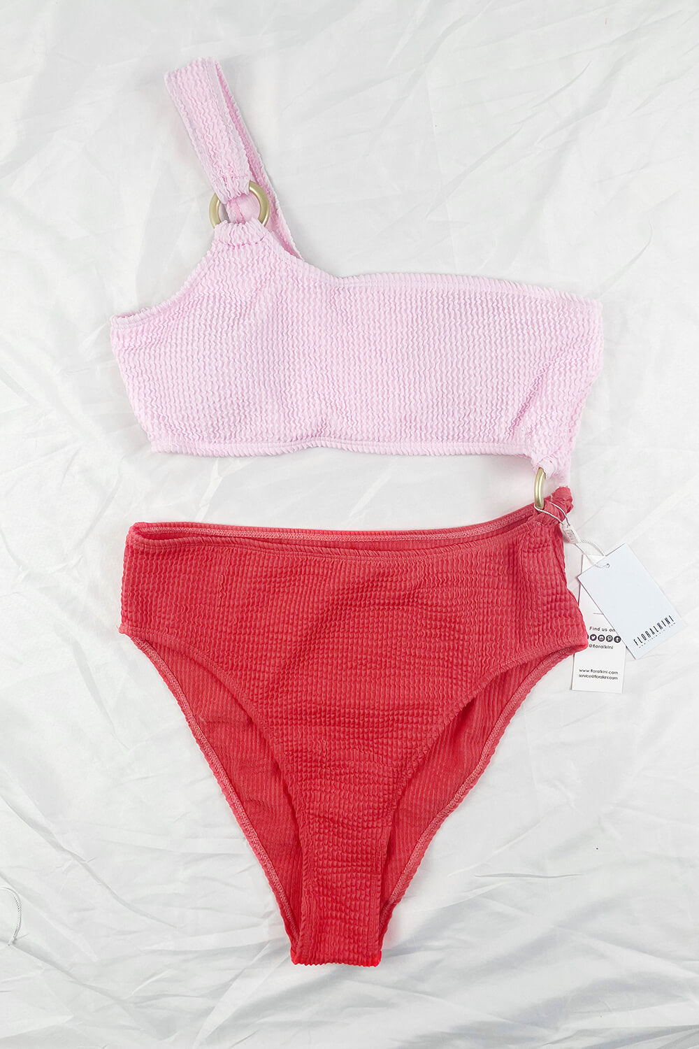 Maillot de bain une pièce à découpe froissée rose et rouge avec détail anneau