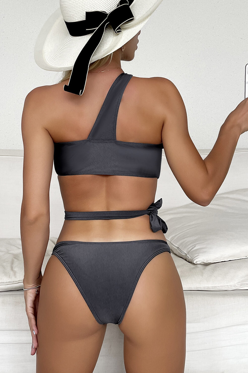 Graues One-Shoulder-Bikinioberteil mit glänzendem Ring und Bindedetail