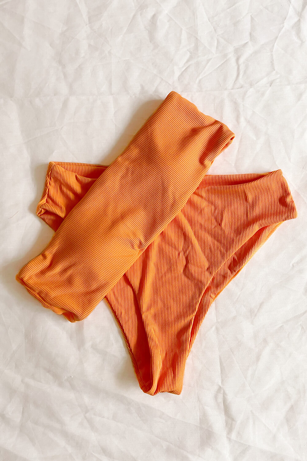 Orangefarbenes, geripptes, trägerloses Bandeau-Bikinioberteil