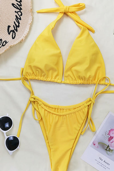 Bas de bikini jaune noué sur les côtés