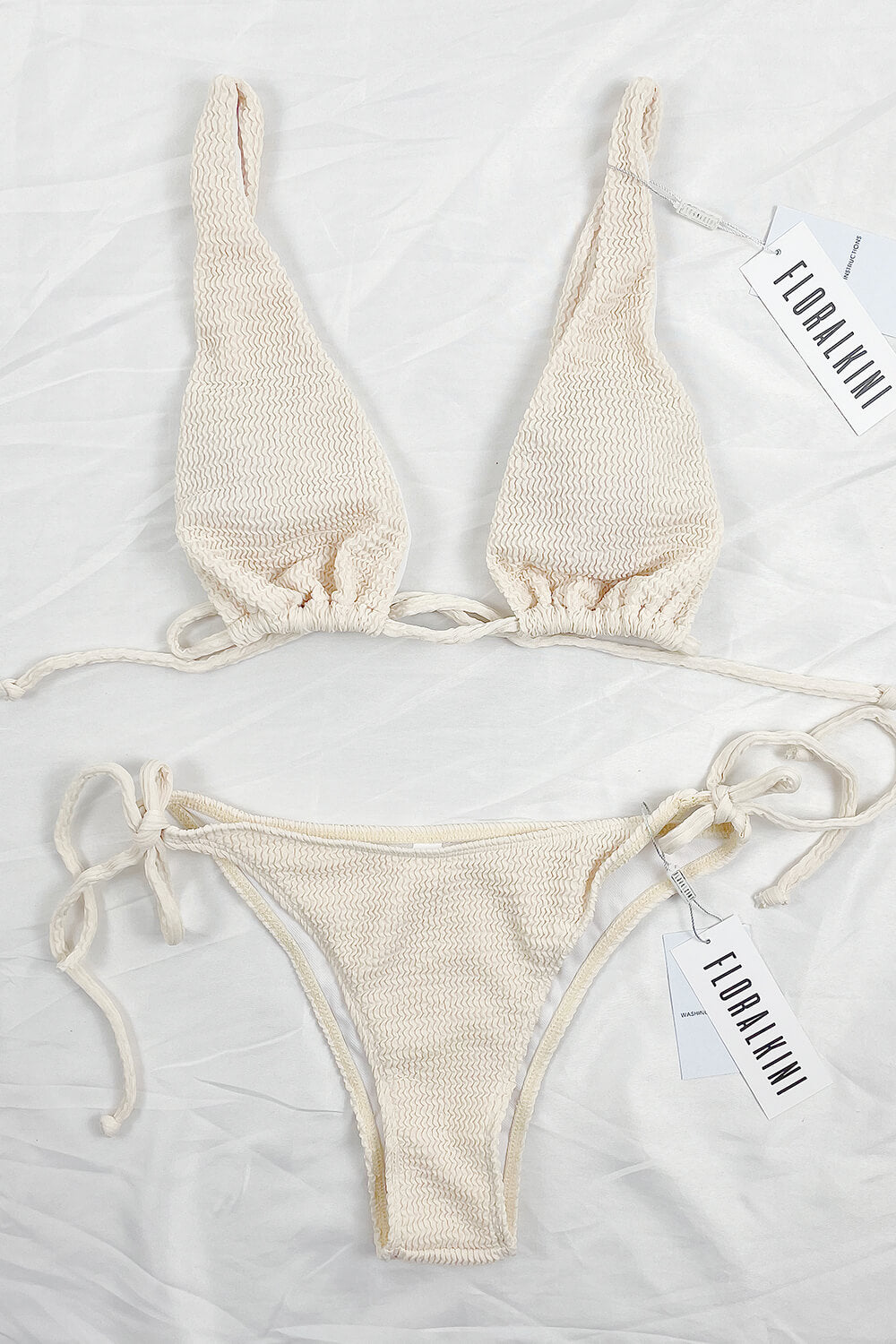 Haut de bikini beige froissé à décolleté plongeant