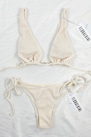 Haut de bikini beige froissé à décolleté plongeant