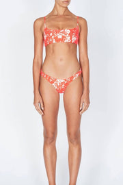 Geraffte Bikinihose mit hohem Beinausschnitt und Lachsfarbenem Blumenmuster