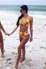 Gelbes Bikinioberteil mit Blumenmuster zum Binden vorn