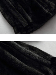 Mantel aus Kunstfell mit Kapuze und Paillettenverschluss
