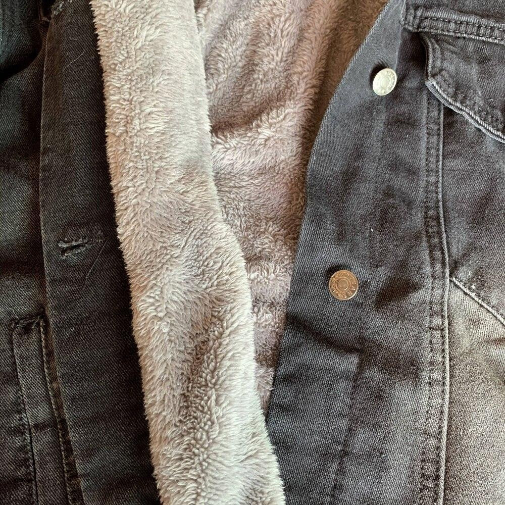 Manteau en denim avec grande capuche bordée de fausse fourrure et fourrure intérieure