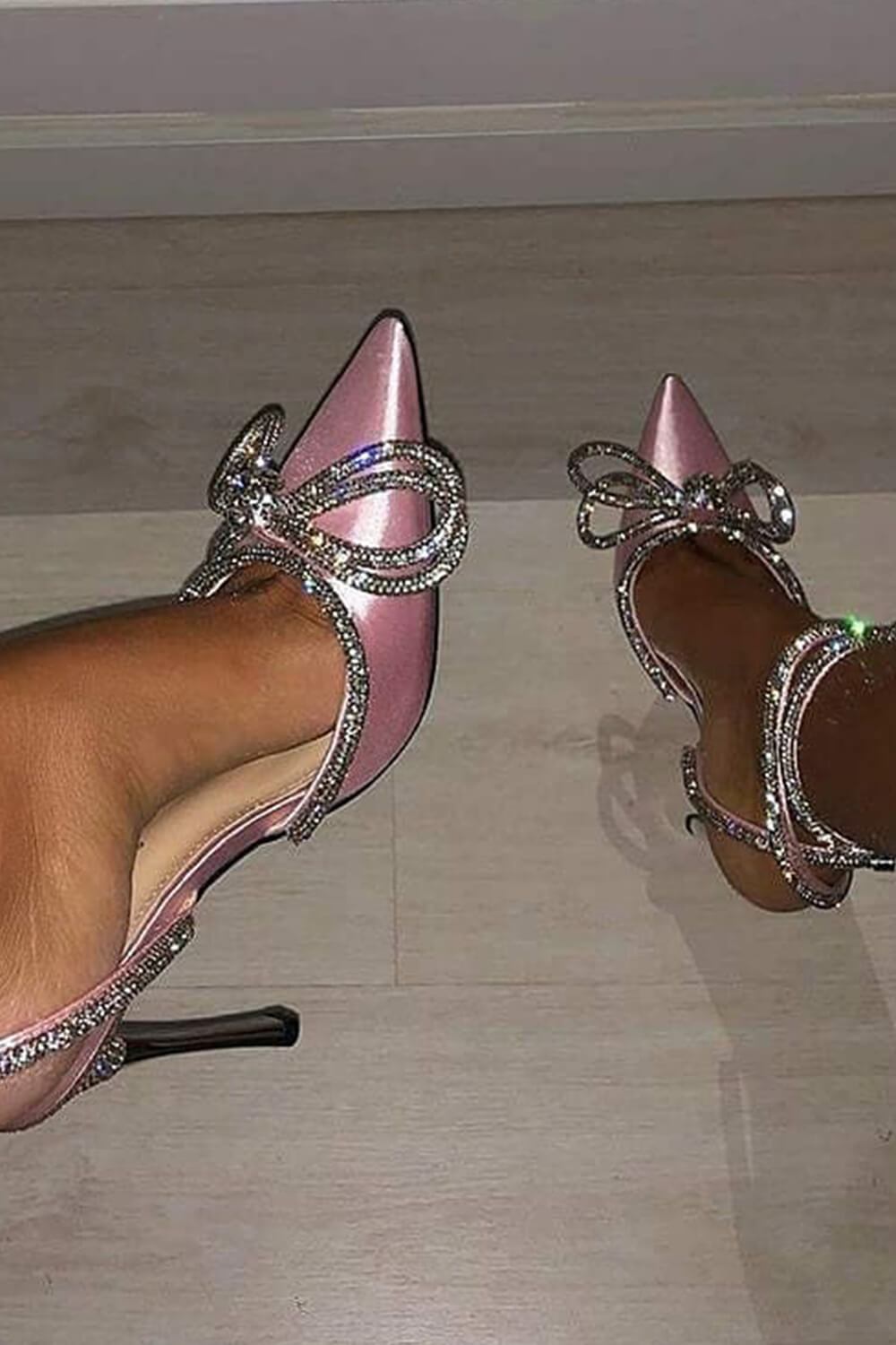 Rosa High Heel mit umlaufender Strassschleife