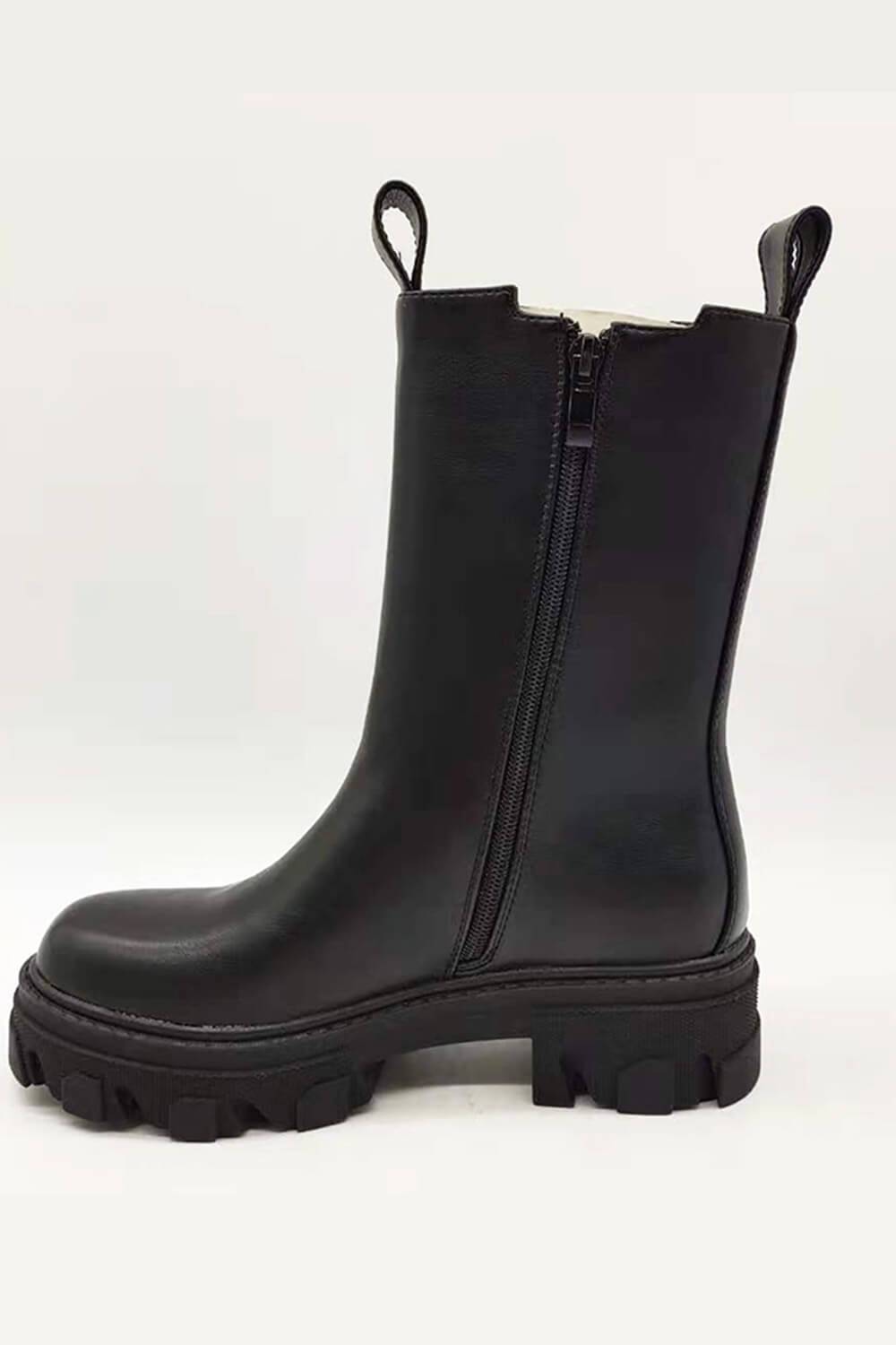 Schwarze, weit geschnittene, wadenhohe Stiefel mit klobiger Sohle