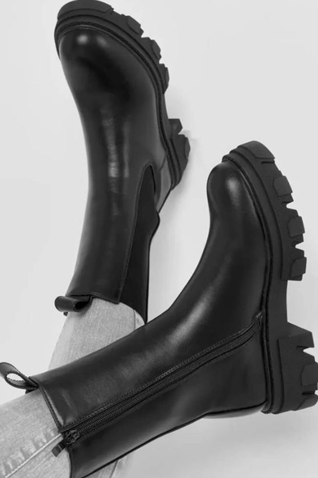 Schwarze, weit geschnittene, wadenhohe Stiefel mit klobiger Sohle
