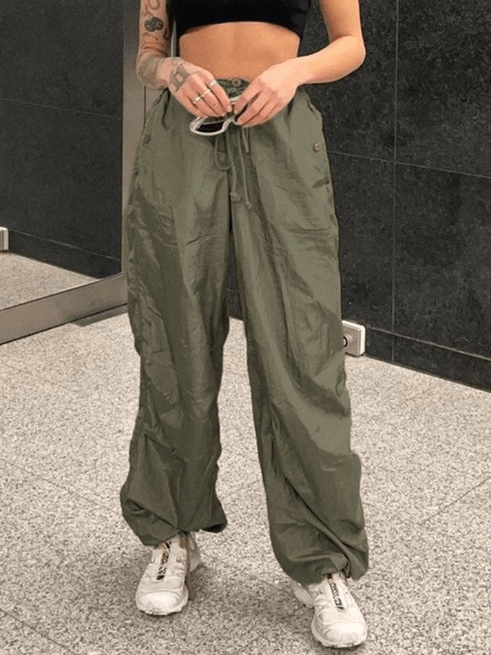 Größenfreundliche Fallschirm-Cargohose mit niedriger Taille