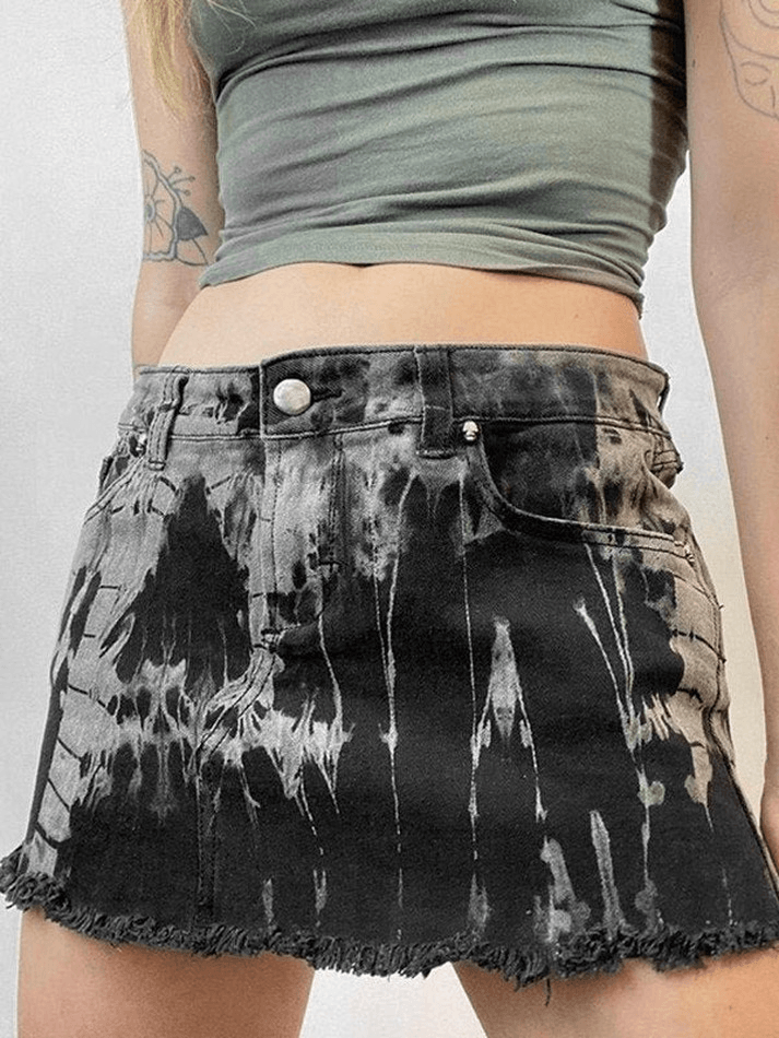 Minirock aus Distressed-Denim mit Batikmuster